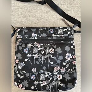 EUC Vera Bradley Holland Bouquet Lighten Up Slim Crossbody
